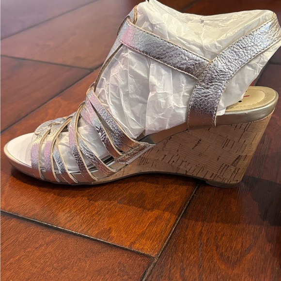 Brand new Gold Isaac Mizrahi sandals - Picture 2 of 4